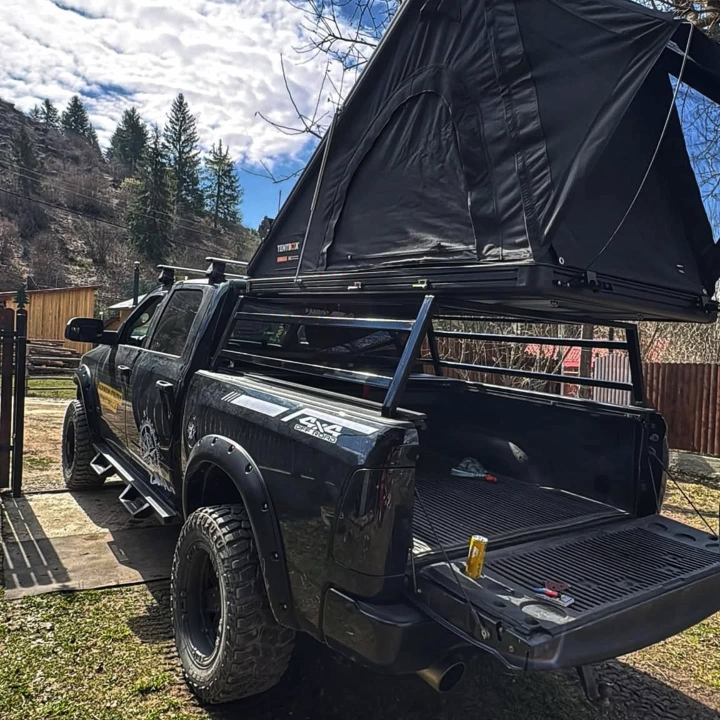 Hobby-urile tale au devenit un stil de viata și ai nevoie de un set-up pe măsură?
Cortul auto 𝗧𝗲𝗻𝘁𝗕𝗼𝘅 𝗖𝗮𝗿𝗴𝗼 𝟮.𝟬 este modelul perfect pentru tine dacă ai pasiuni care necesita un spațiu extra pentru transport (biciclete, cutii depozitare, deltaplan, sup etc) 𝟱 𝗮𝗻𝗶 𝗴𝗮𝗿𝗮𝗻𝘁𝗶𝗲
#vancamperromania #tentbox #cortplafon #cort #camping #overland #overlanding #outdoor #outdoors #natura #munte #concurs #marathon #alergare #alergaremontana #bicicleta